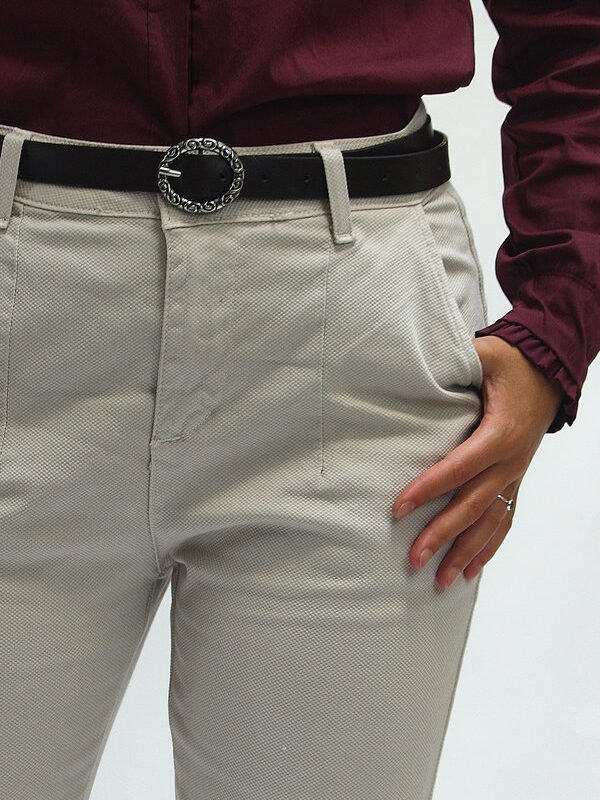 Pantalón de corte slim beige marrón - Imagen 5