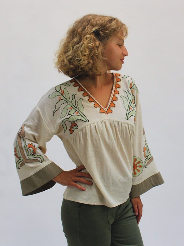 Blusa bordada de inspiración naturaleza
