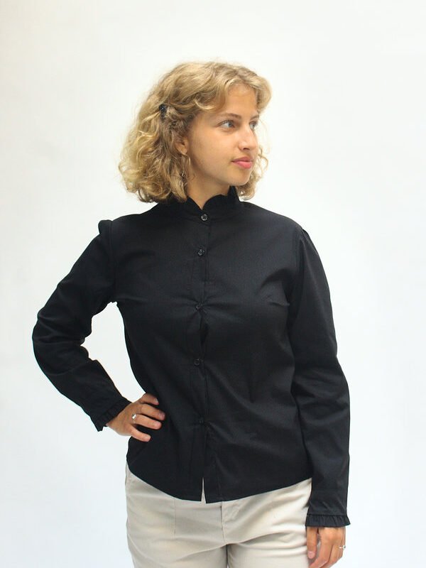 Camisa de cuello fruncido negra