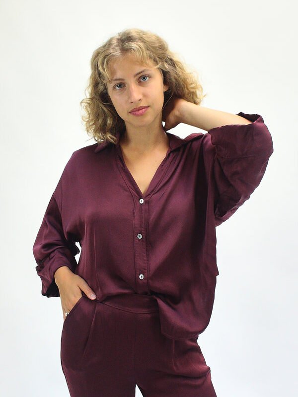 Camisa satinada de textura suave burdeos