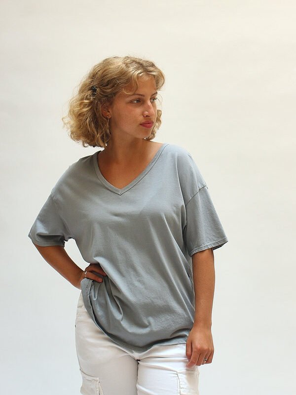 Camiseta de escote V corte relajado gris