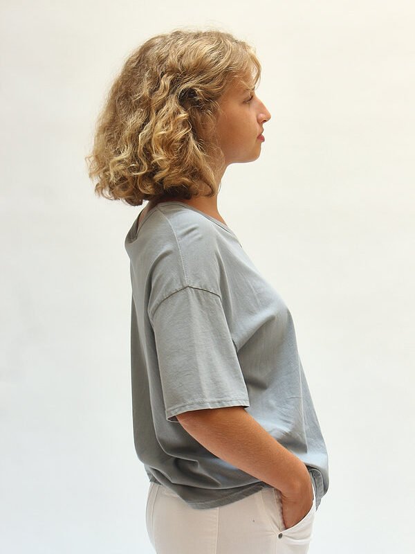 Camiseta de escote V corte relajado gris - Imagen 3