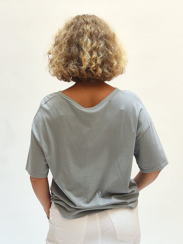 Camiseta de escote V corte relajado gris - Imagen 4