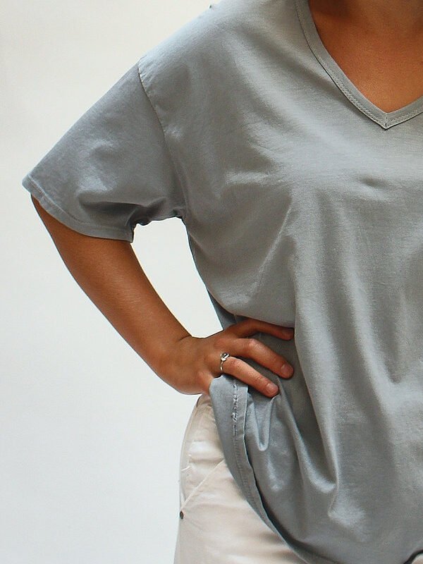 Camiseta de escote V corte relajado gris - Imagen 5