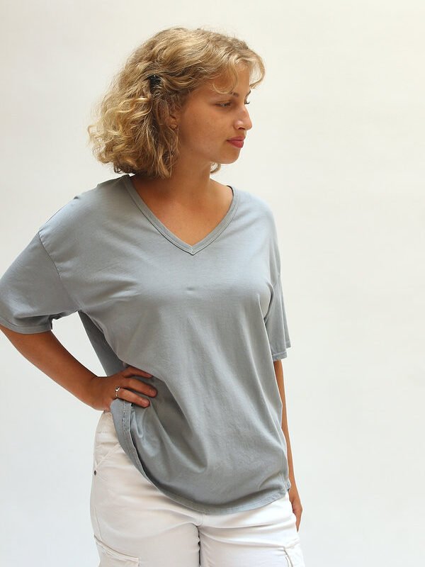 Camiseta de escote V corte relajado gris - Imagen 6