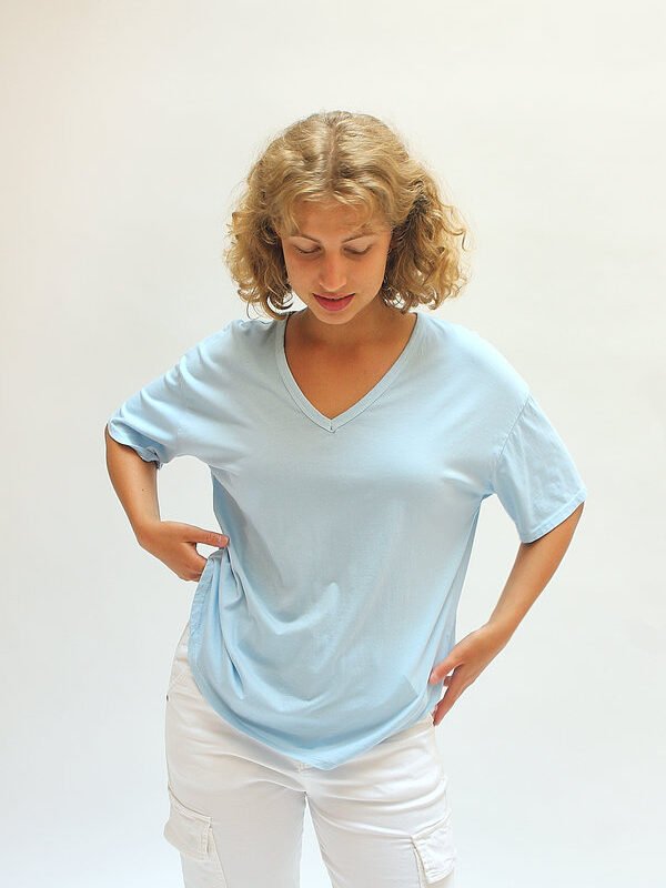 Camiseta de escote V corte relajado cielo