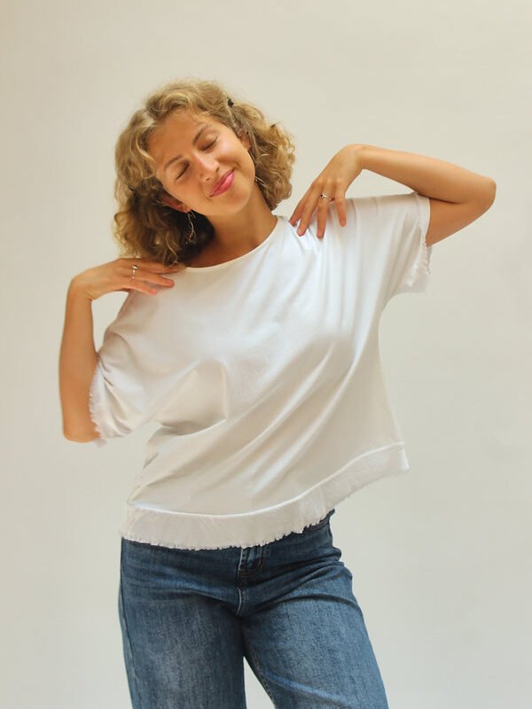 Camiseta manga corta con flecos blanco