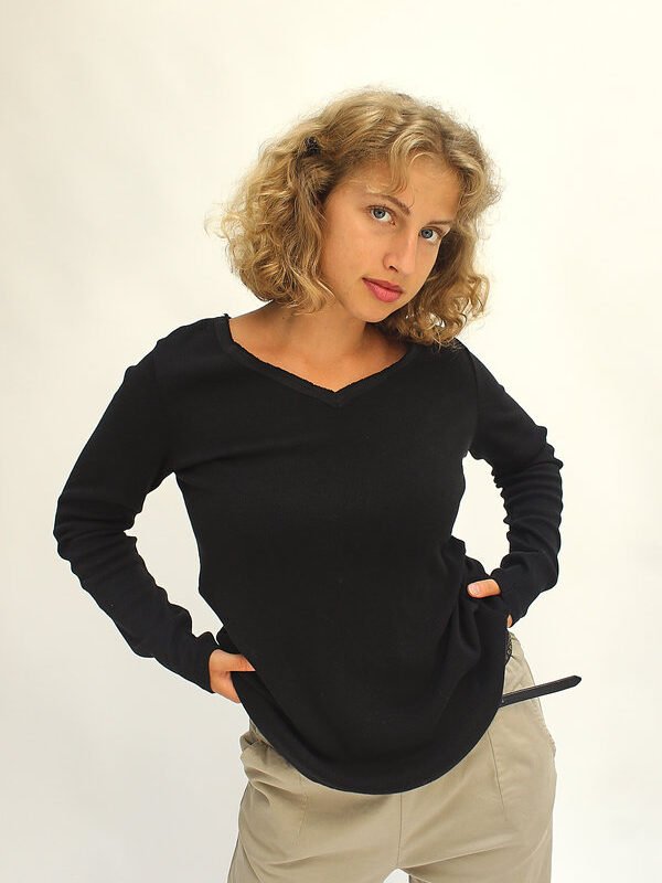 Camiseta basica canalé cuello V negro