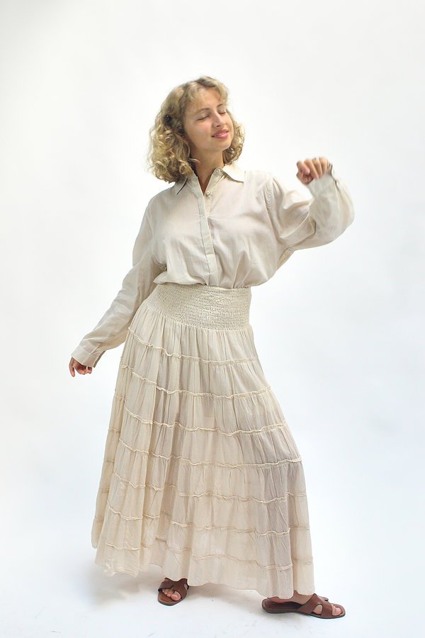 Falda larga con vuelo escalonado crudo