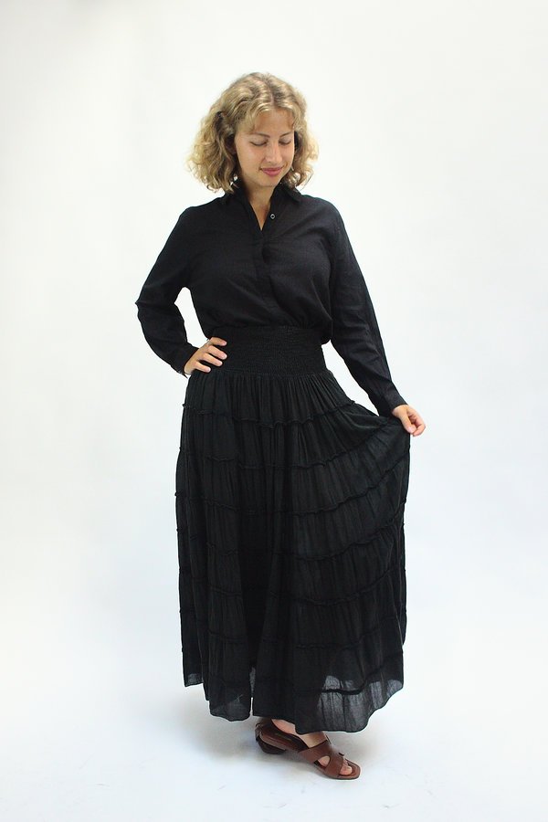 Falda larga con vuelo escalonado negro