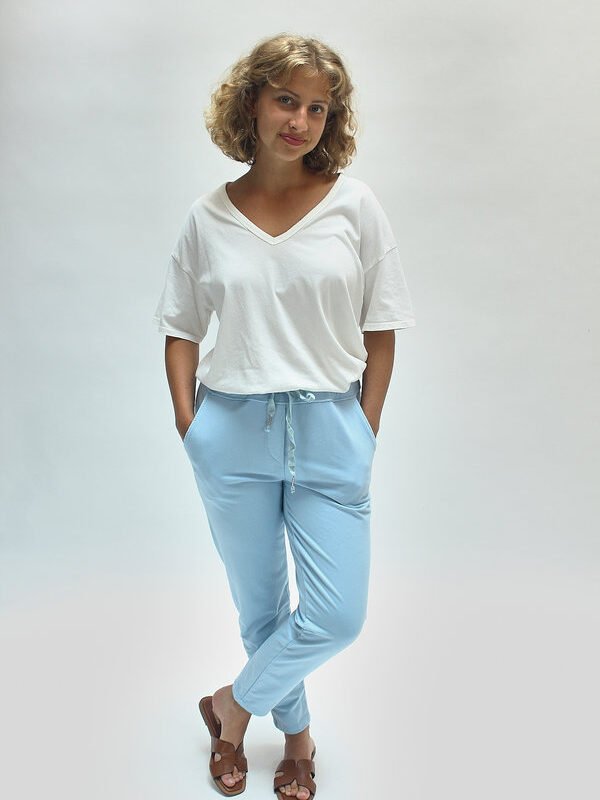 Pantalón jogger con escrita cielo