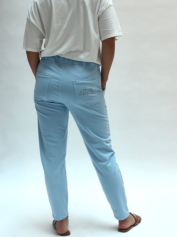Pantalón jogger con escrita cielo - Imagen 4
