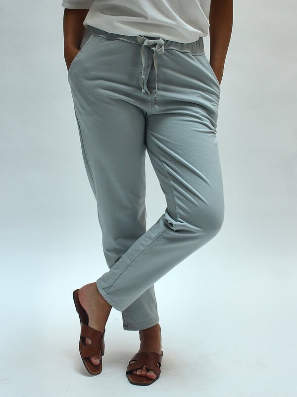 Pantalón jogger con escrita gris claro