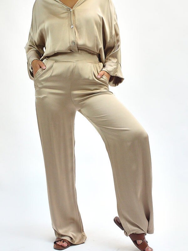 Pantalón fluido de talle alto arena