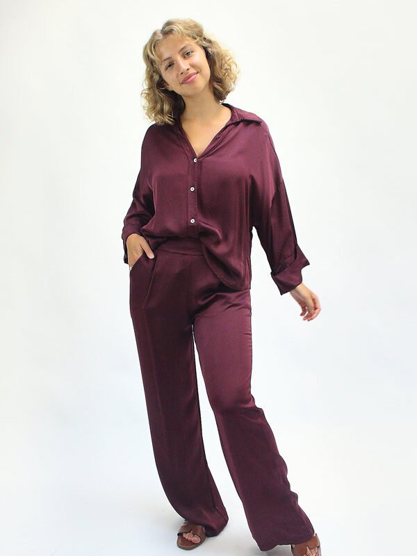 Pantalón fluido de talle alto burdeos