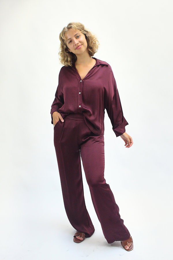 Pantalón fluido de talle alto burdeos