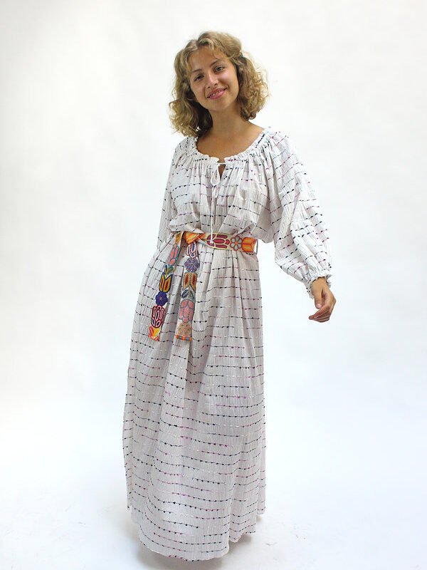 Vestido bohemio con bordado blanco